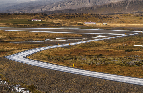 Immer wieder müssen Straßen in Island anders gebaut werden, da sie sonst durch Elfengebiet führen würden.