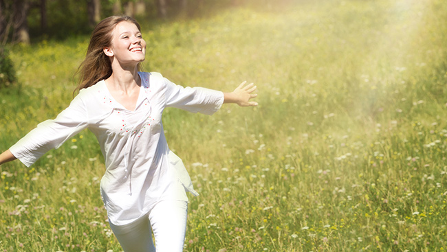 Genügend Sonnenlicht, Bewegung und eine gesunde Ernährung produzieren Glückshormone und beugen der Erschöpfungsdepression vor.