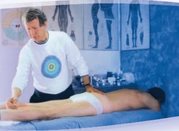 Therapeut Hansjörg Klopper hat große Erfahrung mit der Akupunktmassage nach Penzel. Zudem kann er Frauen helfen, die unter den vom Tragen hoher Schuhabsätze hervorgerufenen Folgen leiden.