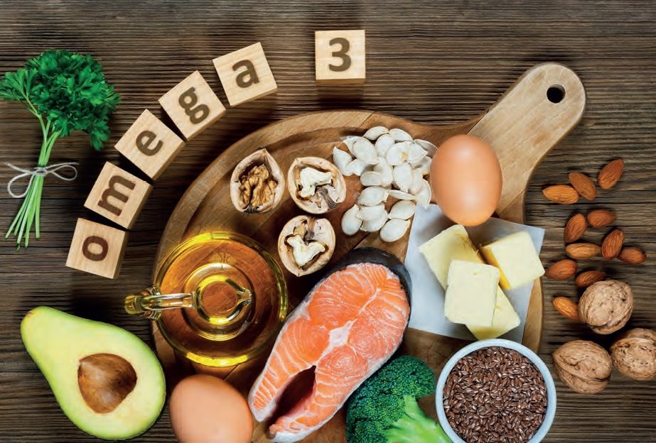 Viele Lebensmittel enthalten große Mengen der wichtigen Omega-3-Fettsäuren. So zum Beispiel Fisch, Nüsse, Leinsamen, aber auch Avocado und Brokkoli.