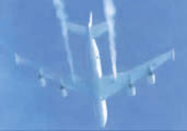 Passagierflugzeug mit Chemtrails