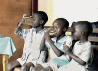 Ugandische Kinder trinken MMS
