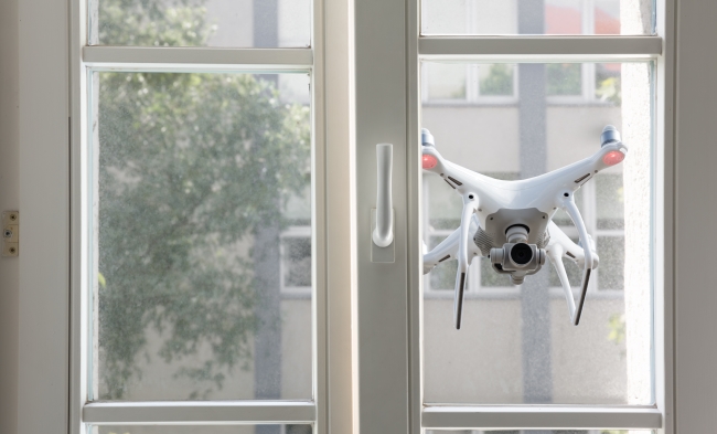 Sei’s der Nachbar oder der Staat: Mit der Privatsphäre ist es vorbei, wenn die Drohne durch das Fenster späht.