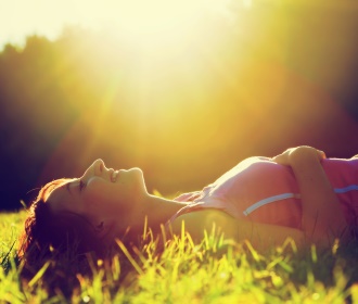Sonnenbaden kann durchaus gesund sein, denn dadurch entsteht das wichtige Vitamin D.