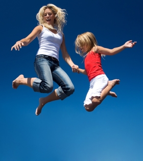 Trampolinspringen macht nicht nur Freude, es trainiert auch noch den Körper!