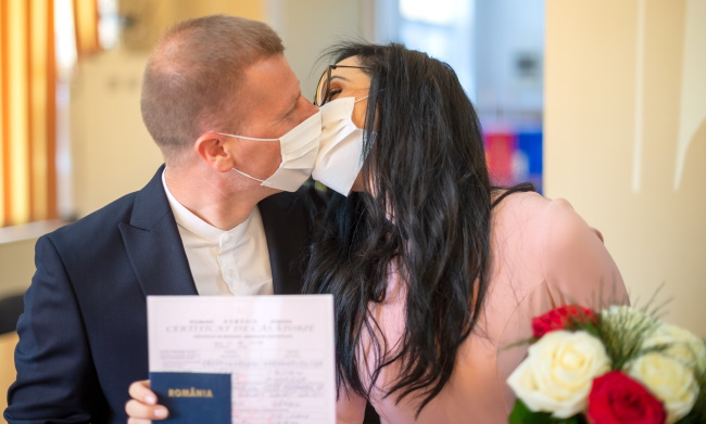 Die „neue Normalität” im April 2020: Hochzeitsfoto eines rumänischen Paares.