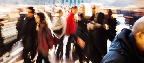 Auf mannigfaltige Weise werden wir im Alltag beeinflusst und manipuliert, ohne es zu merken. Entwickelt sich der Mensch zum willenlosen Herdentier?