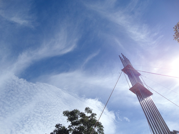 Chemtrails ade: Eine Sphärenharmonie-Anlage ragt in Deutschland gen Himmel.