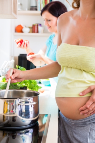 Laut offiziellen Empfehlungen sollen Schwangere mindestens dreißig Zentimeter Abstand wahren – oder besser: gar nicht erst selber kochen.