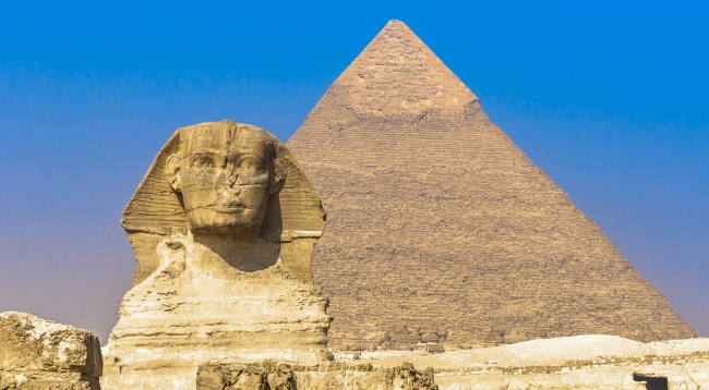Ägypten ist berühmt für seine Mysterien, von denen die Sphinx und die Pyramiden künden. Kaum jemand weiß, dass sich dort noch viel ältere und größere unter dem Wüstensand befinden.