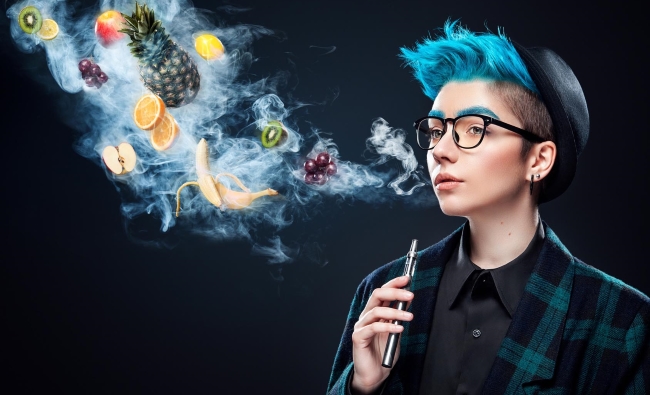 Viele Geschmacksnoten (zum Beispiel von Früchten) sollen E-Zigaretten gerade bei jungen Menschen besonders populär machen.