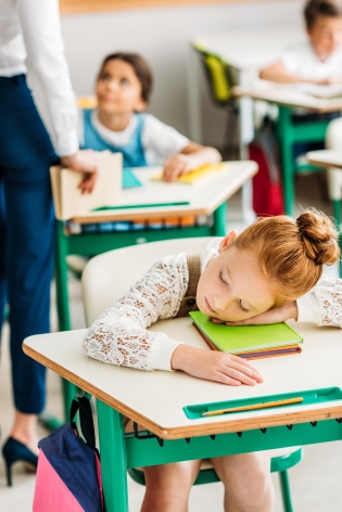 Manche Kinder kommen übernächtigt zur Schule, weil die Eltern sich nicht darum kümmern, wann sie zu Bett gehen.