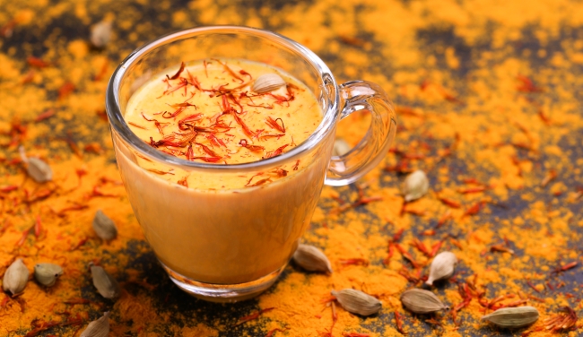 Die „Goldene Milch“ mit Kurkuma, Safran und Kardamom ist nur eines der vielen würzigwärmenden Wintergetränke.