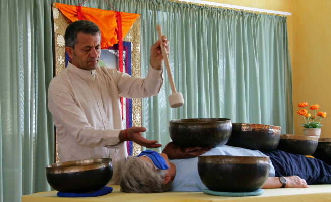 Meditative Konzentration: Kocaman bei einer Klangschalen-Therapie mit antiken tibetischen Planeten-Schalen, die er während eines seiner Ausbildungsseminare gibt.