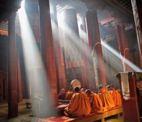 Buddhistische Mönche bei einer „Puja”-Gebetszeremonie in einem nepalesischen Kloster.
