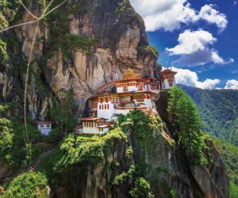 Das berühmte Kloster Taktshang – Tigernest – im Königreich von Buthan. In einem geheimen Kloster, diesem ähnlich, wurde Kocamans Leben durch intensive Klangschalentherapien gerettet.