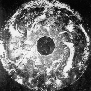 Das 1968 von ESSA 7 fotografierte Bild zeigt die Pol-Öffnung ohne Wolkendecke.