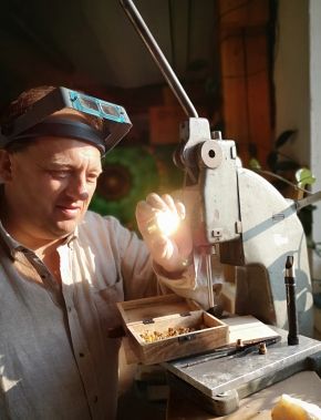 Werner Habermeier prüft in seiner Werkstatt einen Trinity-Wasserwirbler.